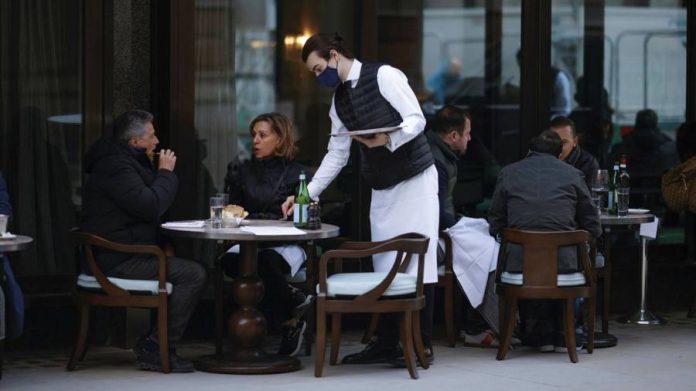 British pubs and restaurants warn of staff shortages

