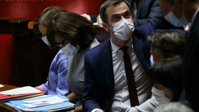 French parliament approves law requiring restaurants covid pass and vaccine rules

